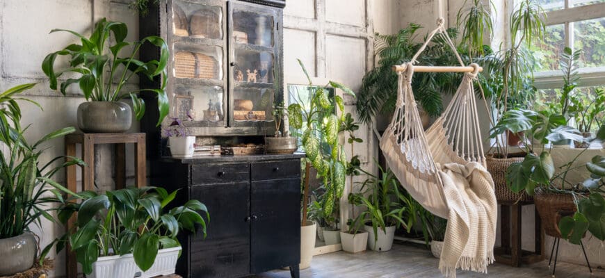 Cozy,Rope,Swing,In,Living,Room,With,Green,Houseplants,In